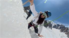 雷艾美腳踏入冰洞。（圖／三立提供）