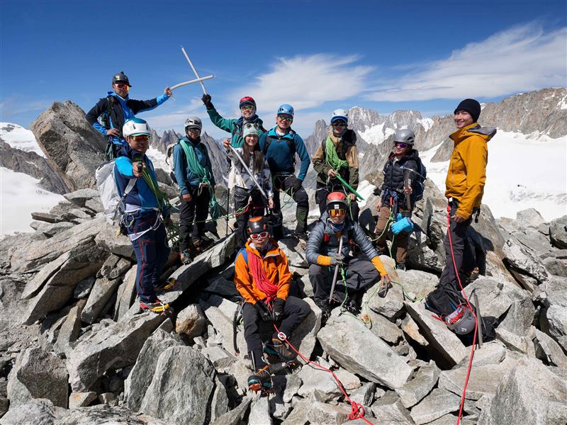 全員穿戴岩盔、冰爪與冰斧，在低溫與稀薄空氣中反覆演練保命技巧。（圖／三立提供）