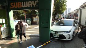 詐團車輛撞騎樓梁柱並撞斷號誌牌。（圖／翻攝畫面）