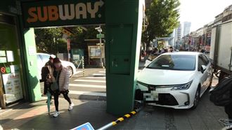 男買虛擬幣遭詐　扭打出車禍警逮3嫌