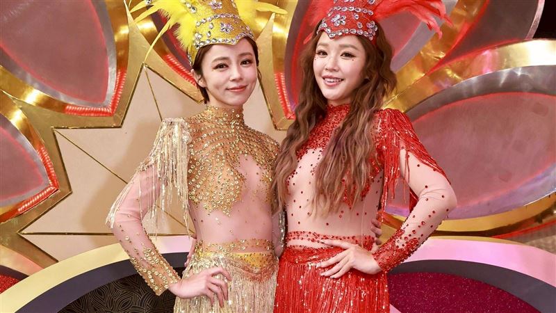 只一塊布遮胸　王瞳賴慧如深V豪乳險掉出