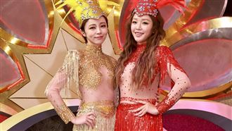 王瞳（左）跟賴慧如秀性感身材。（圖／民視提供）