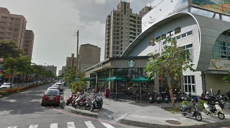 星巴克高雄澄清文衡門市位於高雄文山特區，地主開出3.5億元出售。這棟掛售超過10年、價格「愈喊愈貴」的地標物件，究竟是會寫下傳奇，還是繼續掛著當「長青售屋廣告」，全市場都在看。（圖／翻攝自Google-map）