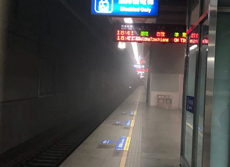 台鐵松山車站今日中午手扶梯突冒白煙。（圖／網友@niauru_huang提供）
