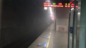 台鐵松山車站今日中午手扶梯突冒白煙。（圖／網友@niauru_huang提供）