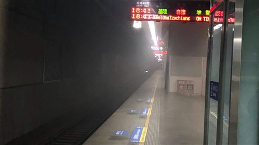 松山車站月台白煙狂竄　台鐵：已緊急停機