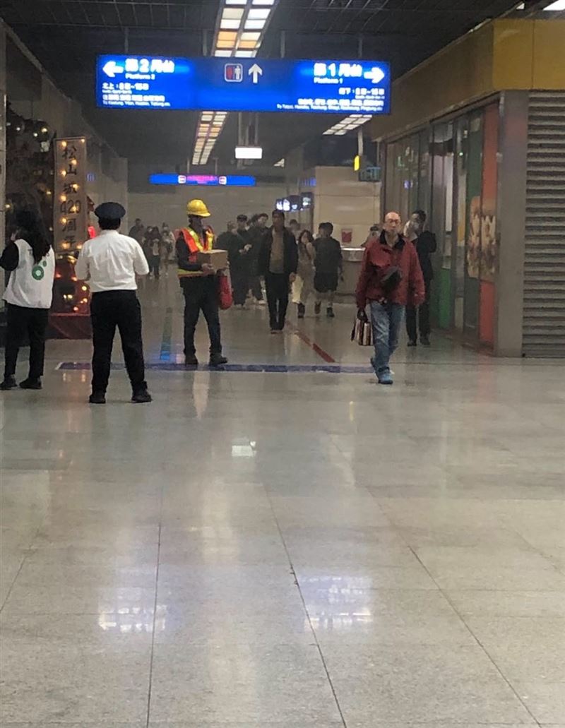 台鐵松山車站今日中午手扶梯突冒白煙。（圖／網友@niauru_huang提供）