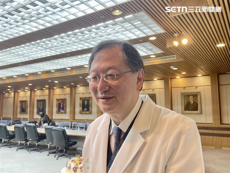 台大醫院院長余忠仁說，醫材廠商進入手術室不得進行任何醫療操作，台大醫院有很明確規範，類似問題在台大不可能發生。（圖／記者蔣季容攝影）