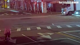 北市黃男竊取物流司機錢包後騎腳踏車逃離現場。（圖／翻攝畫面）