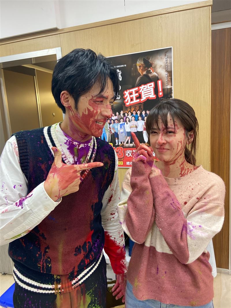 蘇晏霈（右）上演心碎潑漆戲碼。（圖／民視提供）