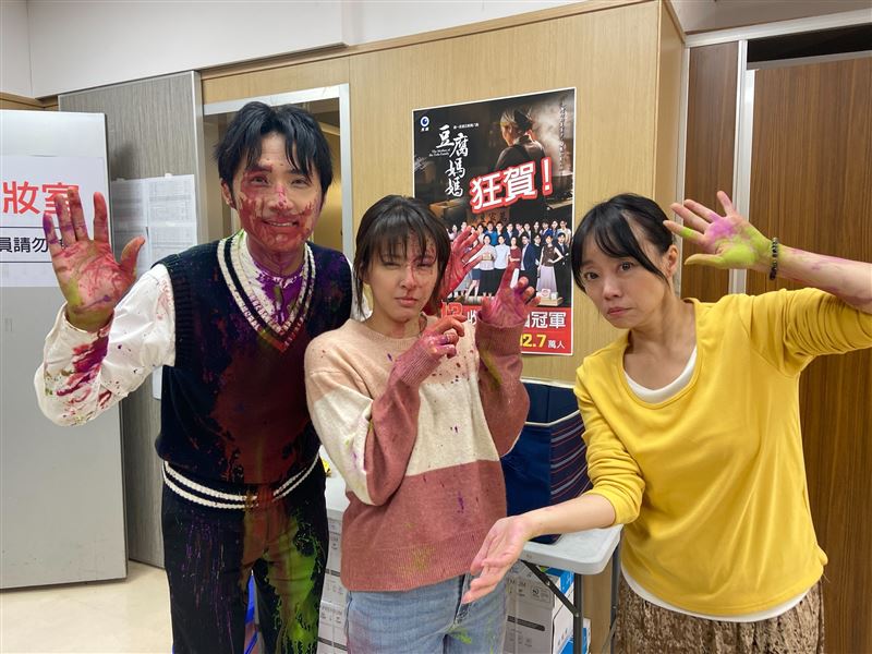 （左起）李運慶、蘇晏霈、范瑞君拍完戲開心在休息室合影。（圖／民視提供）