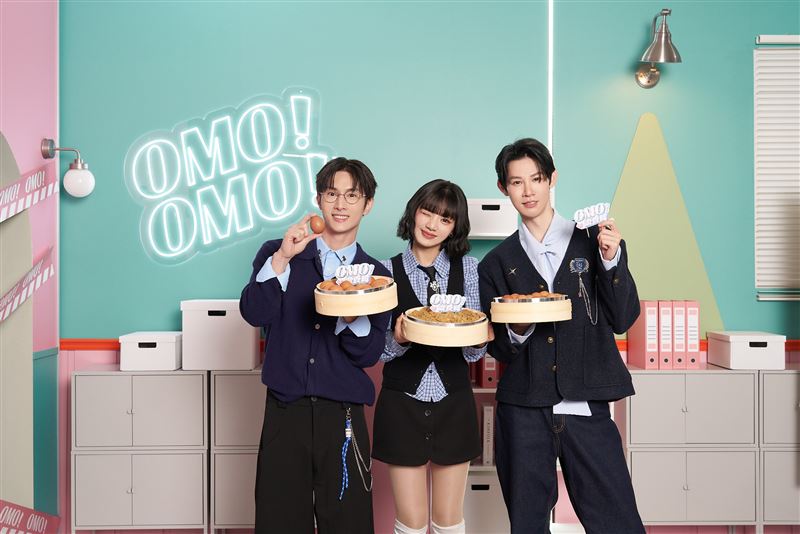 阿本（左起）、木木、夏和熙搭檔主持。（圖／快電商提供）