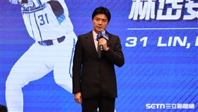 林岱安加盟富邦悍將記者會，球團執行副領隊林威助致詞。（圖／記者劉彥池攝影）