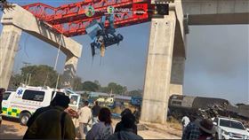 泰國發生重大工程意外，呵叻府一處施工地的起重機滑落，直接砸中火車造成至少22死。（圖／翻攝自X平台 @ThaiEnquirer）