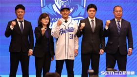 林岱安加盟富邦悍將記者會，和新任教練團成員合影。（圖／記者劉彥池攝影）
