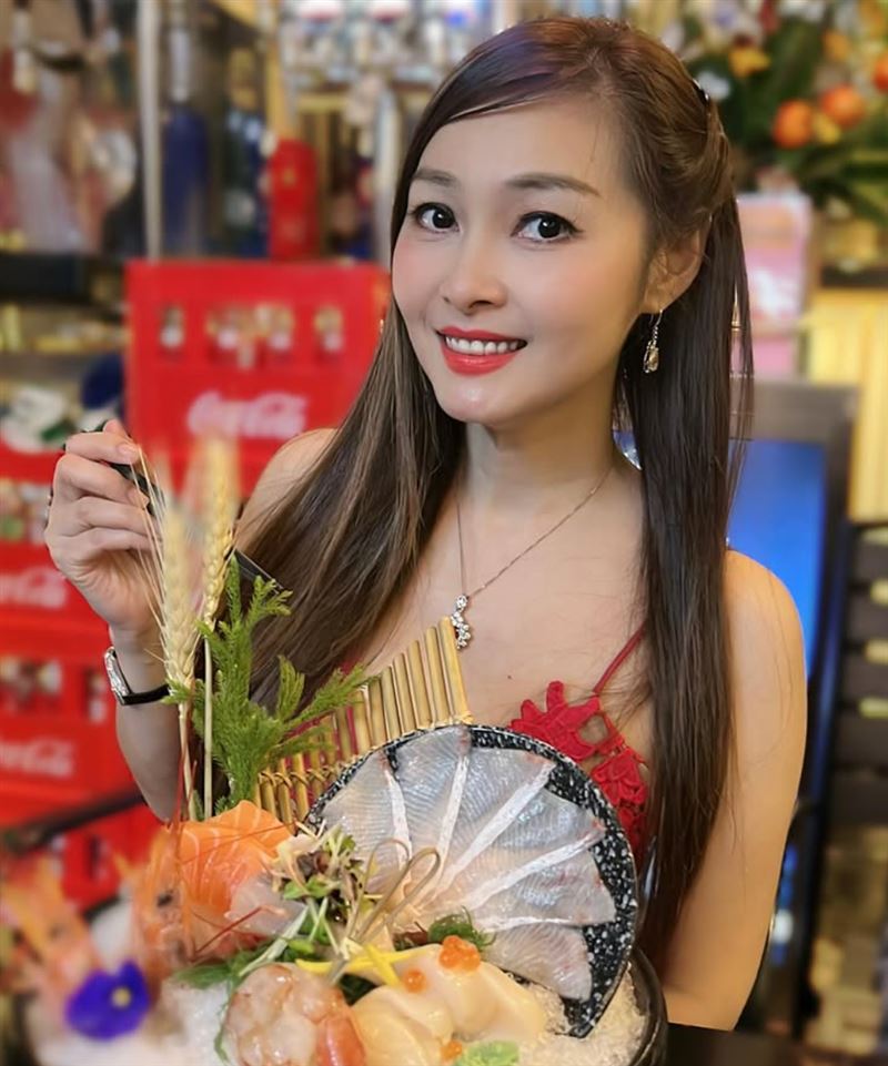 陳昭昭出身自第11期TVB無綫電視藝員訓練班，年輕時活躍於影視與綜藝圈，之後選擇急流勇退投入商場。（圖／翻攝自陳昭昭IG）