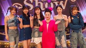 白冰冰(左四)很滿意「Give me five少女隊」張羽靚(左起)、張思媛、張家瑜、黃宥臻、許芷芸2025年的表現。（圖／長興影視提供）