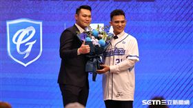 林岱安加盟富邦悍將記者會，學弟范國宸驚喜現身。（圖／記者劉彥池攝影）