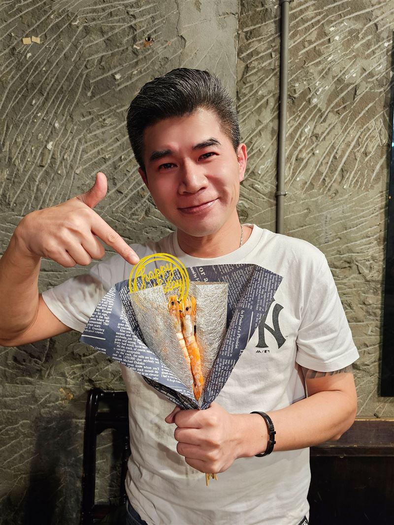 「叫賣哥」葉昇峻近期到日本領獎。（圖／翻攝自臉書）