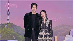 《愛情怎麼翻譯？》金宣虎、高允貞。（圖／Netflix提供）