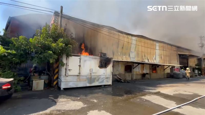 台南拋光廠火警！「大量黑煙」竄天如巨獸，網：哪裡燒成這樣？（圖／翻攝畫面）