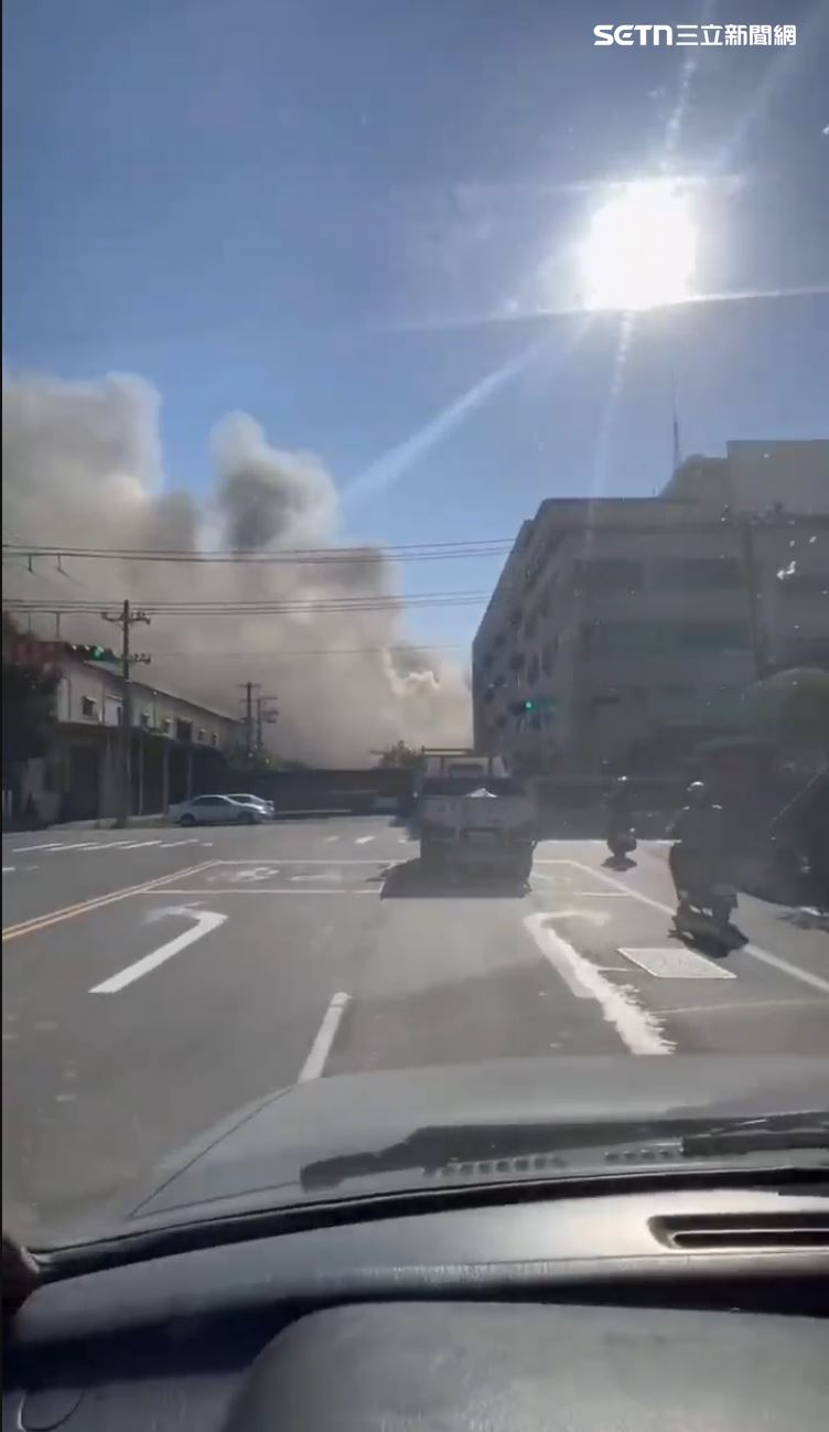 台南拋光廠火警！「大量黑煙」竄天如巨獸，網：哪裡燒成這樣？（圖／翻攝畫面）