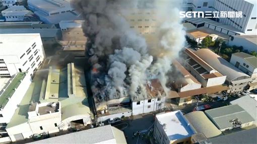 新／台南拋光廠火警！恐怖黑煙竄天畫面曝