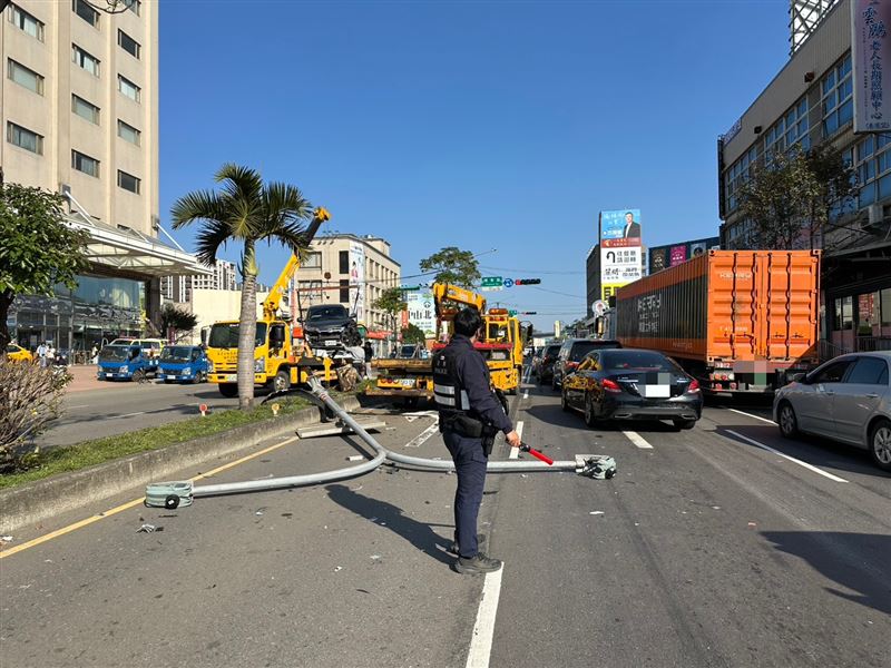 倒塌的路燈砸到對向車道由49歲唐姓男子駕駛的自小客車。（圖／桃園電子報提供）