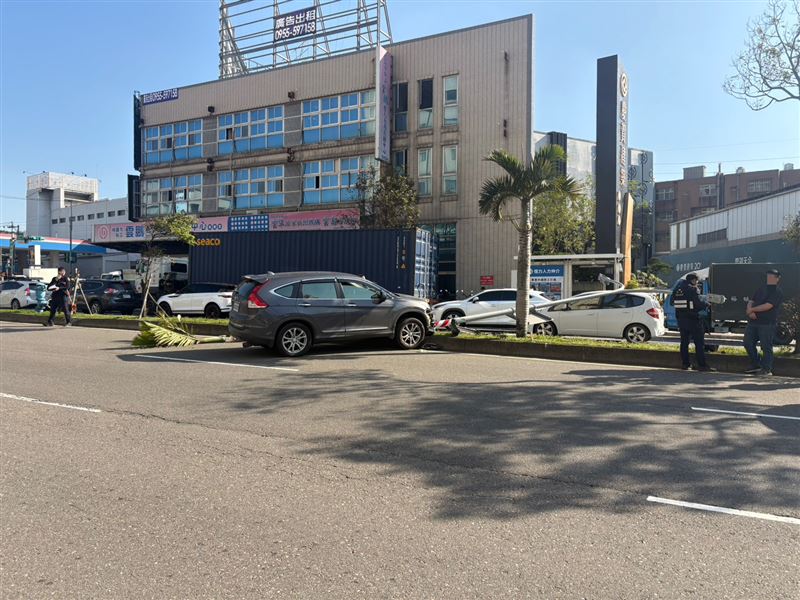 53歲賴姓男子疑似精神不濟，開車自撞分隔島路燈。（圖／桃園電子報提供）