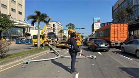 楊梅男精神不濟撞倒路燈　對向車慘遭砸中。（圖／桃園電子報提供） 