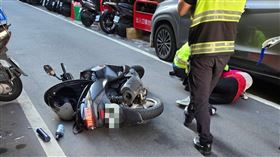 老婦被撞後當場昏迷。（圖／翻攝畫面）