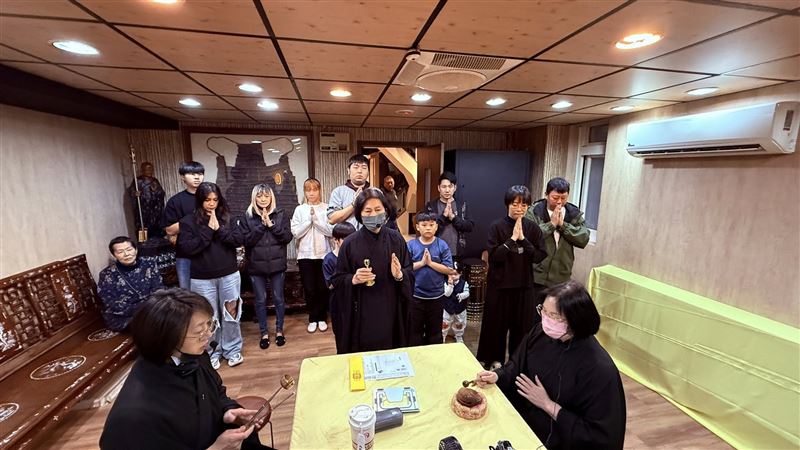 顏正國過世百日，鋼鐵爸找師姐誦經。（圖／翻攝自臉書）