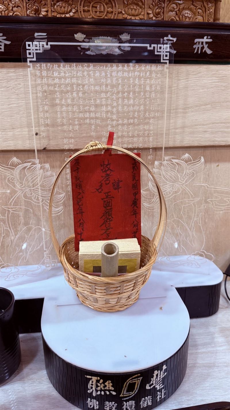 顏正國靈位曝光，過世百日鋼鐵爸找師姐誦經。（圖／翻攝自臉書）