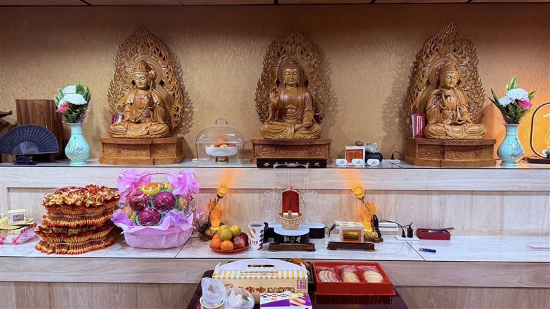 顏正國靈位曝光，菩薩全圍繞在祂身旁。（圖／翻攝自臉書）