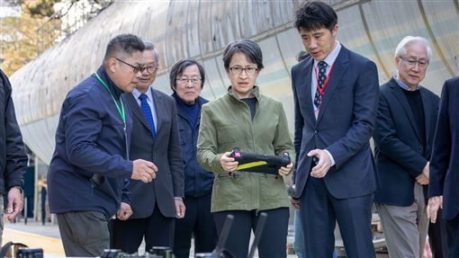 蕭美琴訪東元義美　無人載具機器狗也現身