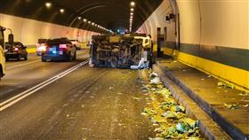 菜車翻覆高麗菜灑滿國道。（圖／翻攝畫面）