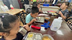 新北「班班喝鮮乳」政策  乳源供應量不足新北執行「班班喝鮮乳」政策，教育局8日表示，212所國小約8成訂購保久乳，但因得標廠商乳源供應量及配送量能，每月不足78萬餘瓶。圖為學童營養午餐搭配鮮乳飲用情形。（新北教育局提供）中央社記者黃旭昇新北市傳真  113年10月8日