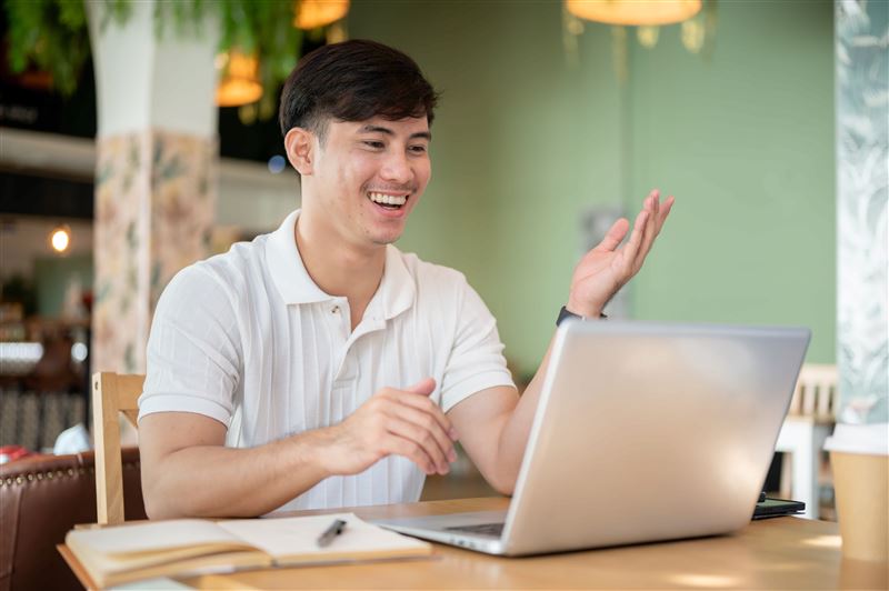 每天利用零碎時間15分鐘，看圖就能自然開口說。(圖／業者提供)