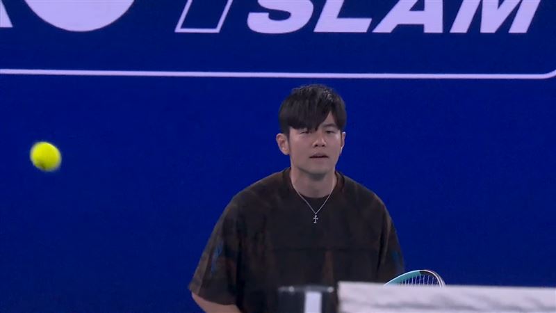 周杰倫來不及揮拍便輸掉比賽，賽後幽默發聲。（圖／翻攝自Australian Open YouTube）