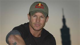 Netflix將於2026年1月24日直播徒手攀登台北101，由新一代挑戰者接棒，引發各界回顧2007年曾非法從101跳傘的傳奇「鳥人」保加拿。這位曾創下肉身破音速紀錄的運動員於2025年意外離世，如今官方許可的攀登挑戰，象徵極限運動邁向商業實況新紀元。（圖／翻攝自RedBull網站） 