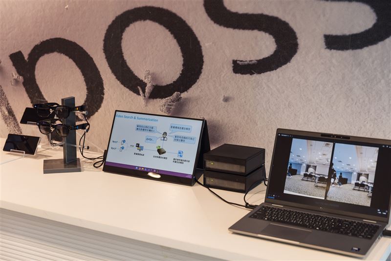 HTC研發團隊於2025 AI Glasses Dev Day技術開發與產業應用大會中展示VIVE Eagle AI商業應用。（圖／宏達電提供）