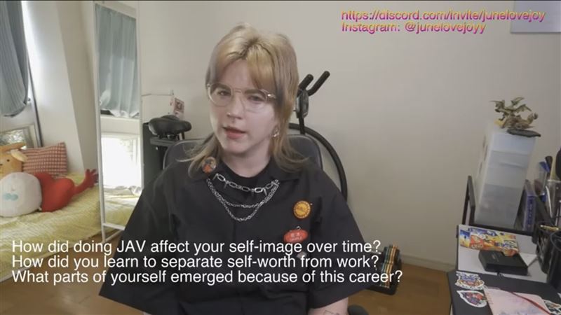 現在的瓊•洛夫喬伊和2020年剛出道的時候不太一樣了，戴著鼻環，造型俐落很多的她聲音陽剛了不少，有點雌雄莫辨的味道。（圖／瓊•洛夫喬伊YouTube）