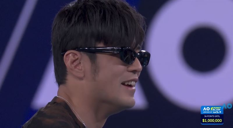 由於周董貴為華語流行天王又是Dior全球代言人，在對戰開打前甩出的墨鏡還被特寫。（圖／翻攝自Australian Open YouTube）