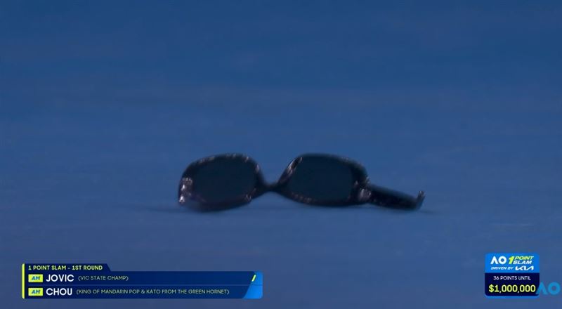 由於周董貴為華語流行天王又是Dior全球代言人，在對戰開打前甩出的墨鏡還被特寫。（圖／翻攝自Australian Open YouTube）