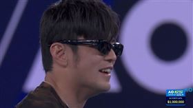 由於周董貴為華語流行天王又是Dior全球代言人，在對戰開打前甩出的墨鏡還被特寫。（圖／翻攝自Australian Open YouTube）