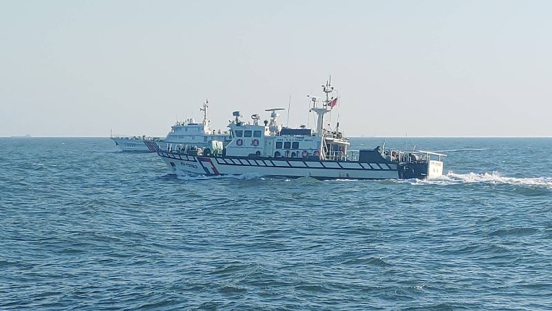 4艘中國海警船14日下午侵擾金門水域，海巡巡防艇透過無線電廣播要求立即轉向。（圖／中央社）
