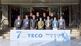 副總統蕭美琴（前排中）參訪東元電機產線，東元董座利明献（右三）工研院董事長吳政忠（左三）陪同（圖／東元提供） 