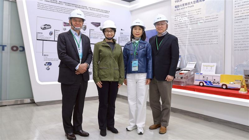 副總統蕭美琴參訪東元電機產線,東元董座利明献(左一)參訪無稀土高效率馬達、無人機動力系統及機器人關節模組等國產研發成果。(圖/東元提供)