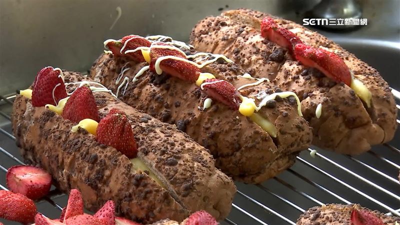 烤好的麵包長滿果蠅