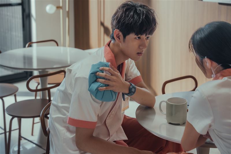 洪暐哲跨足戲劇，在《整形過後》飾演護理師林麟。（圖／年代整合行銷提供）